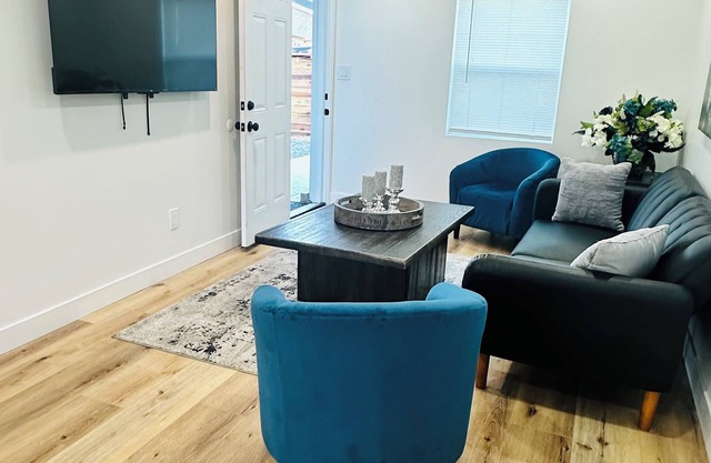 Charming 2-bedroom house in the South Bay with WiFi, AC