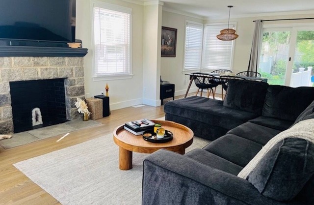 Charming 2-Bedroom House 1 Mile To The Beach,Deck, Wifi & Game Room