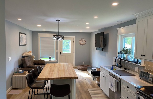 Charming 2-bedroom house in welcoming Winooski with WiFi, laundry Pets&fence