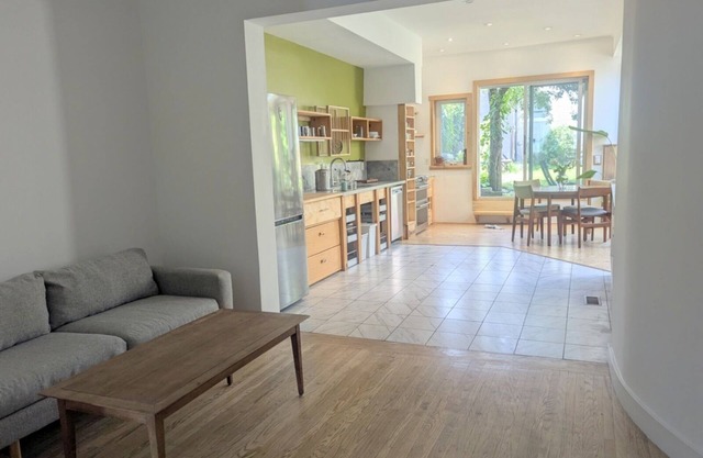 Charming 2-bedroom house in Brockton Village