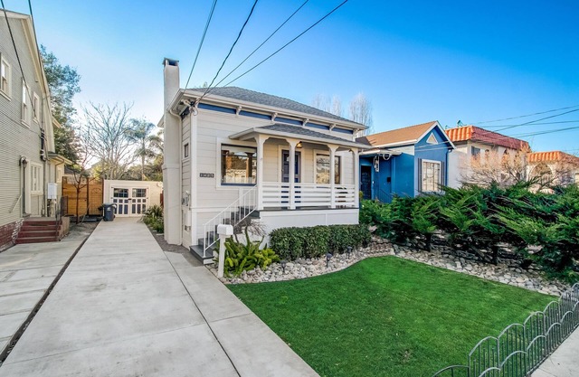 Charming 2-bedroom house with spacious backyard in delightful Alameda