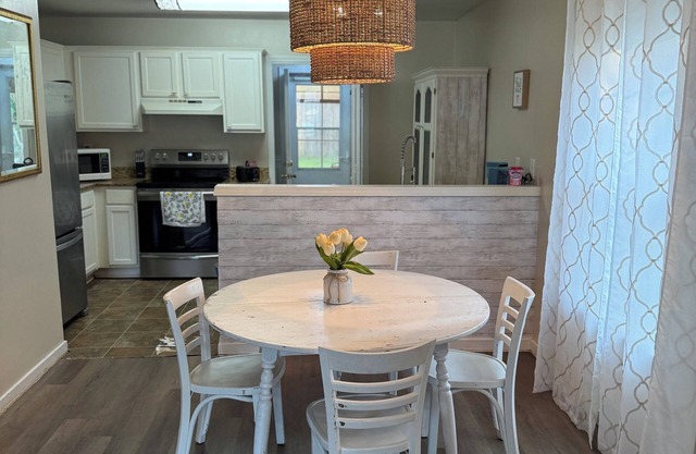 Charming 2-bedroom house in Flowood, Pet Friendly w/Fenced Backyard and Sunroom