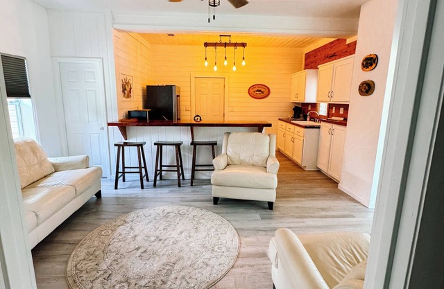 Charming 2-bedroom house in wonderful Bristol located on the Aplachicola River