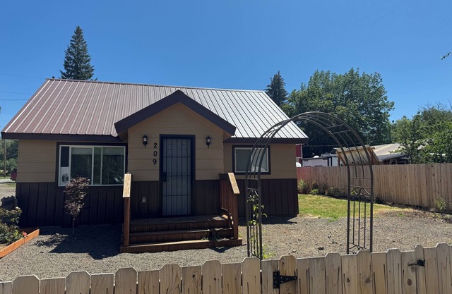 Charming 2-bedroom house with WiFi, AC in peaceful Council. Right in town.
