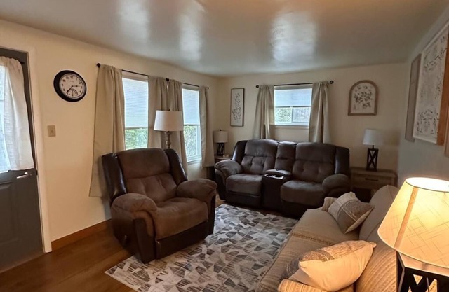 Charming 2-bedroom house in peaceful De Pere with WiFi. Outdoor fire pit.