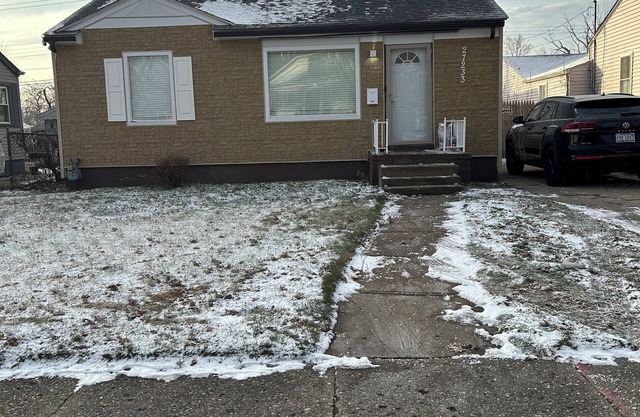 Charming 2-bedroom house in Inkster with WiFi access 10 MINUTES FROM DTE