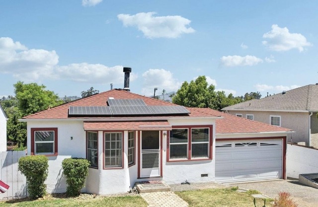Charming 2-bedroom house with AC, Cozy Retreat with Mountain View
