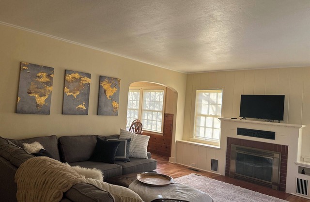 Charming 2-bedroom house with WiFi and AC in lovely Medford