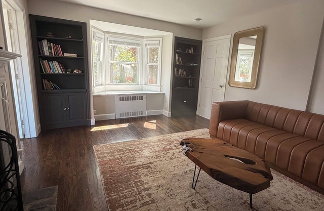 Charming 2-bedroom house with WiFi, AC in delightful Milford