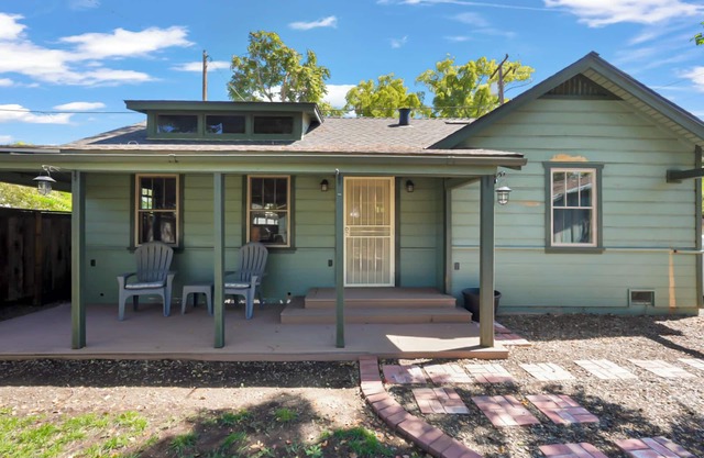 Charming 2-bedroom house in Modesto with AC and WiFi