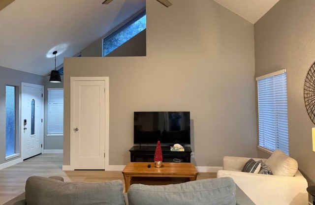 Charming 2-bedroom house with AC in Modesto