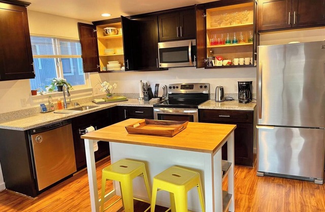 Charming 2-bedroom house with WiFi, AC in superb Seattle 39-1