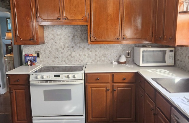 Charming 2-bedroom house with WiFi, AC in delightful Windsor.
