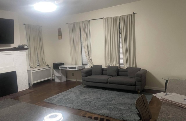 Charming 2-bedroom house in Yonkers with AC