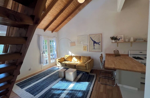 Charming 2-bedroom house in Ojai with views of an orange grove