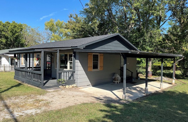 Charming 2-bedroom house in Ava with WiFi and AC