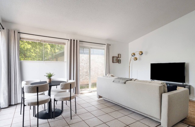 Charming 2-bedroom house with AC and WiFi in Austin
