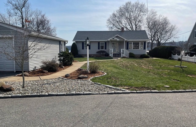 Charming 2-bedroom house located on Bolton Lake