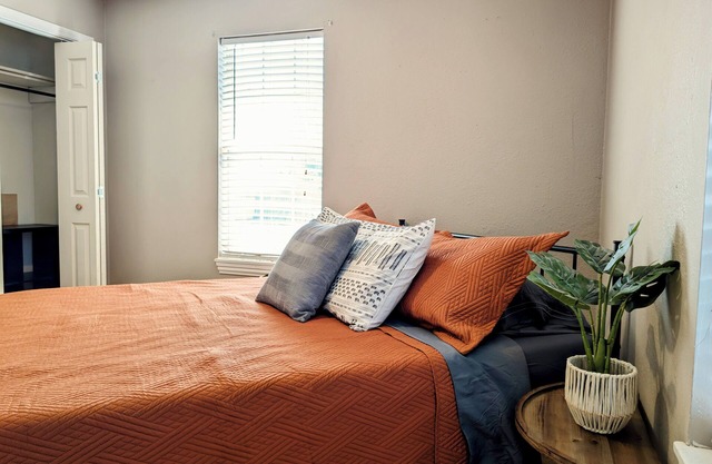Charming 2-bedroom house in peaceful Clovis with Fiber Internet with WiFi