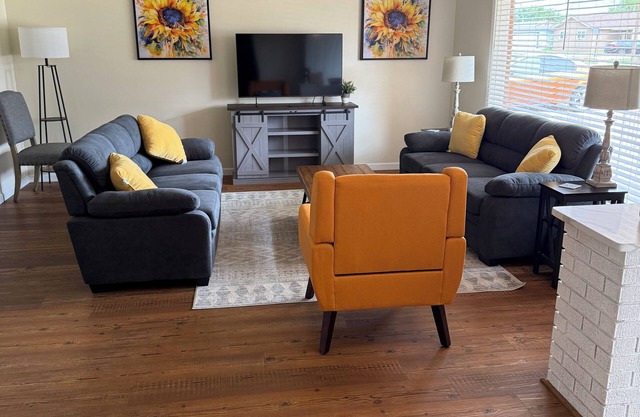 Charming 2-bedroom house in serene Clovis with WiFi, AC, newly renovated.