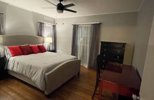 Charming 2-bedroom house in Dallas with AC