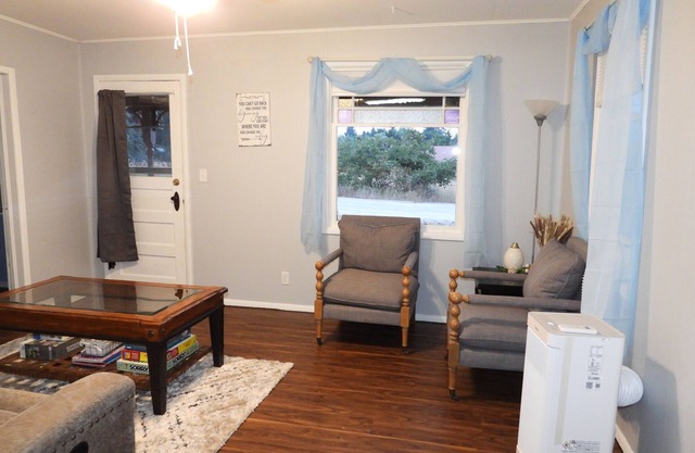 Charming 2-bedroom house in delightful Darby with AC