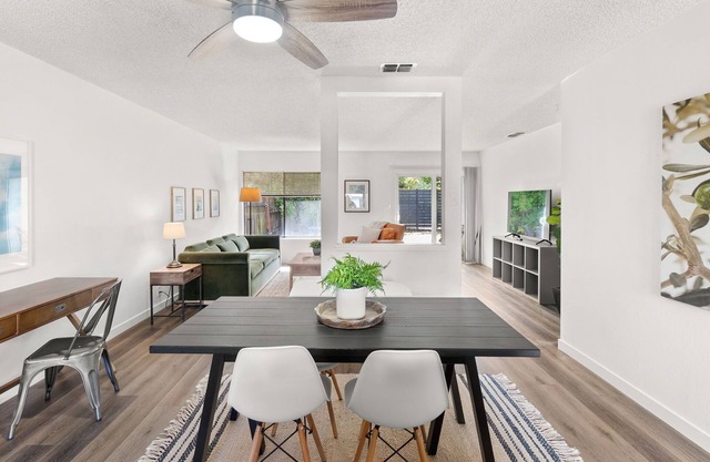 Charming 2-bedroom house backs to trail - Central location