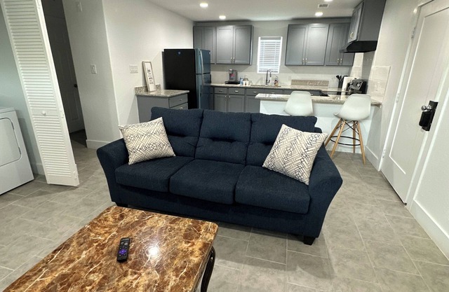 Charming 2-bedroom house in pleasant Fresno with WiFi, AC