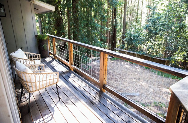 Charming 2-bedroom house near the coast in Jenner with WiFi and AC