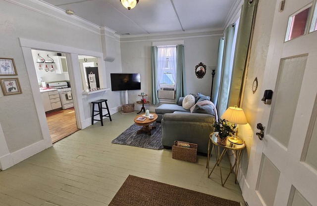 Charming 2-bedroom house in delightful Jerome on the boardwalk with WiFi, AC