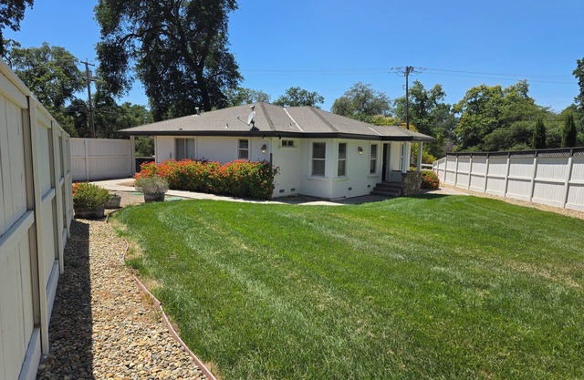 Charming 2-bedroom house with AC, WiFi in lovely Loomis
