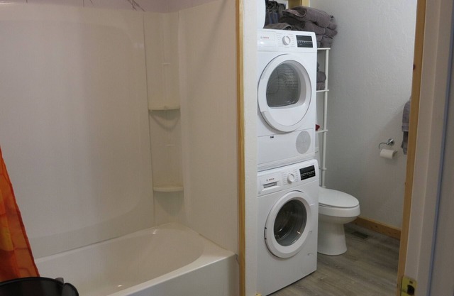 Charming 2-bedroom house in Lovell with AC, WiFi.
