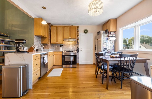 Charming 2-bedroom house in Malden with WiFi, AC. Walking distance to the T.