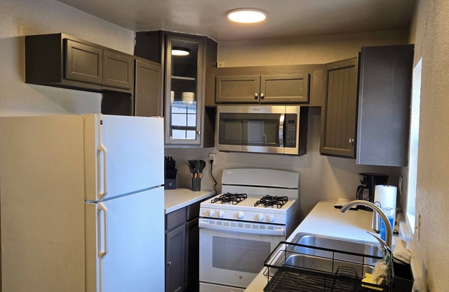 Charming 2-bedroom house in Olney with AC and WiFi