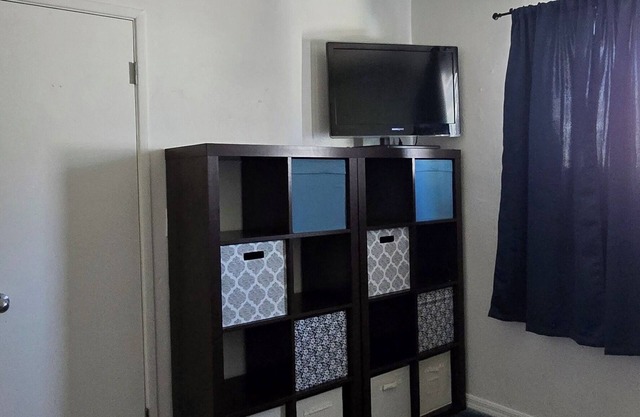 Charming 2-bedroom house in quaint Poway with AC, WiFi