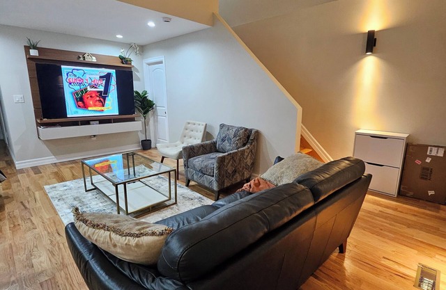 Charming 2-bedroom house with AC, WiFi in terrific Queens