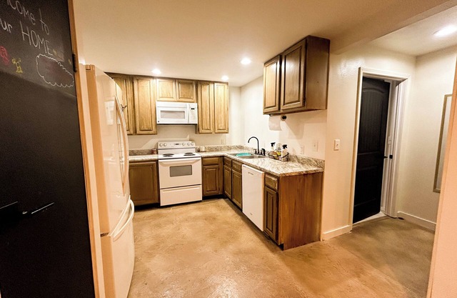 Charming 2-bedroom house with WiFi, AC in enjoyable Rolla