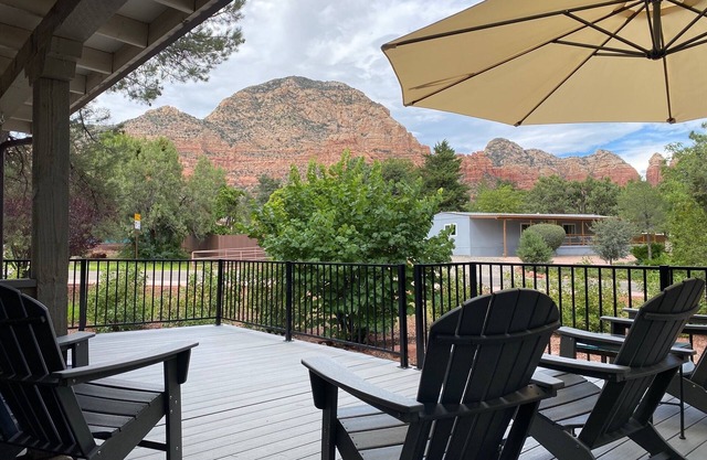 Charming 2-bedroom house with amazing views of Thunder Mountain