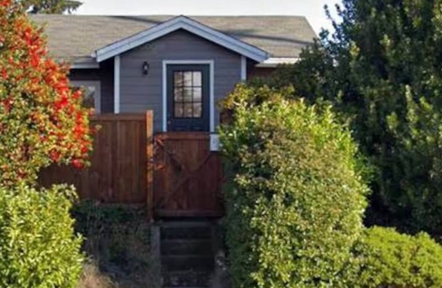 Charming 2-bedroom house with WiFi and AC in welcoming Tacoma