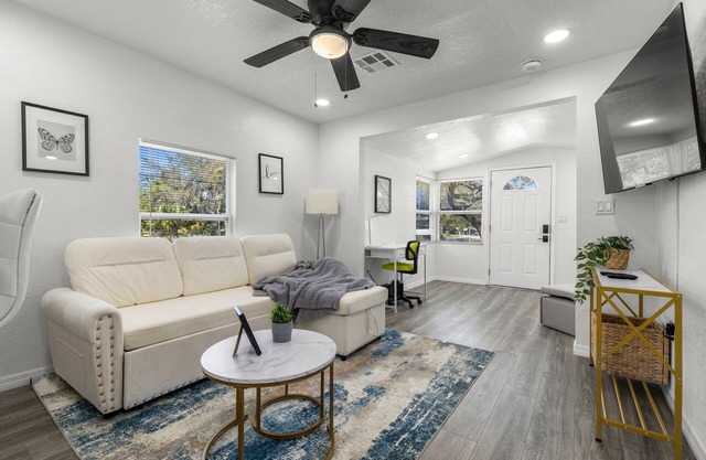 Charming 2-bedroom house in Tampa with WiFi / AC and RV Parking.