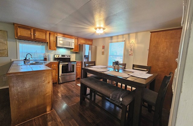 Charming 2-bedroom house with WiFi, AC in peaceful Taylor 8 minutes to Samsung