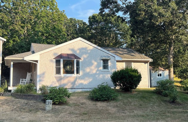 Charming 2-bedroom house in North Truro with WiFi and AC close to area beaches