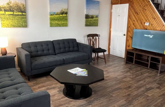 Charming 2-bedroom house in Utica located in the Arts District
