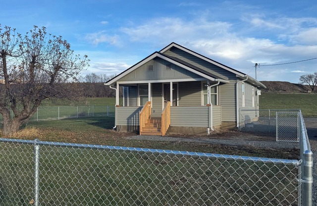 Charming 2-bedroom house with WiFi, AC in peaceful East Selah