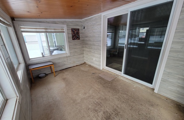 Charming 2-bedroom house with AC, WiFi within walking distance of Campau Lake.