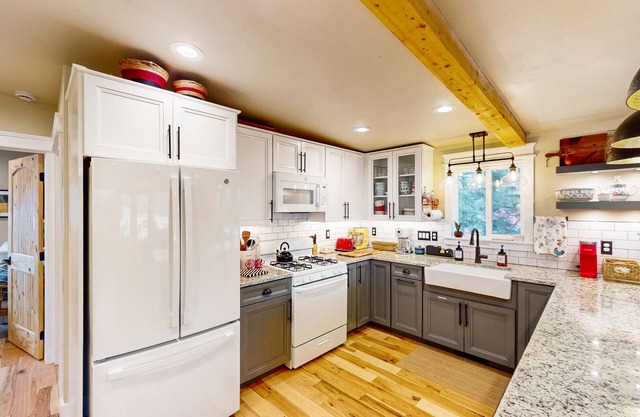 Charming 2 bedroom loft with a hot tub and fire pit