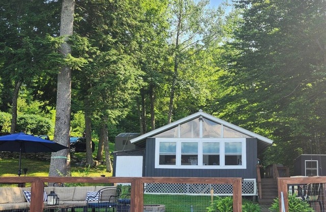 Charming 2-bedroom lakefront camp on Webber Pond