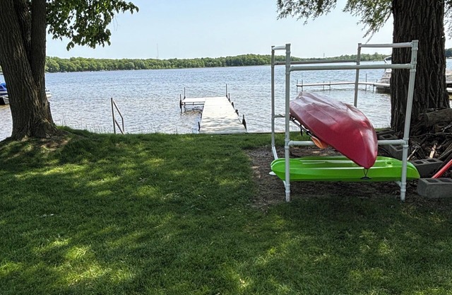 Charming 2-bedroom Lakefront House with Upnorth Feel