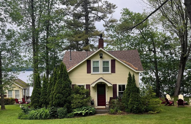 Charming 2-bedroom lakefront cottage & dock