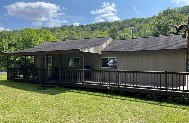 Charming 2-bedroom lodge style house in Frewsburg with extra sleeping loft